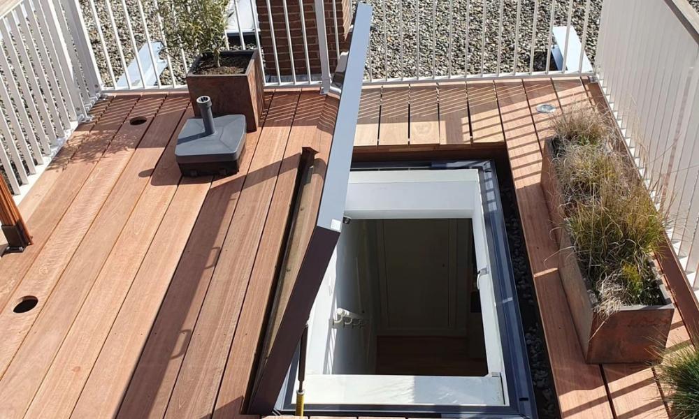 Dakterras bouwen met dakluik door CT Hekwerk