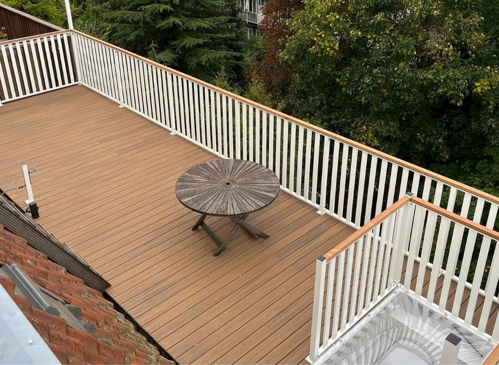 Lamelhekwerk met de vloer fiberon cedar