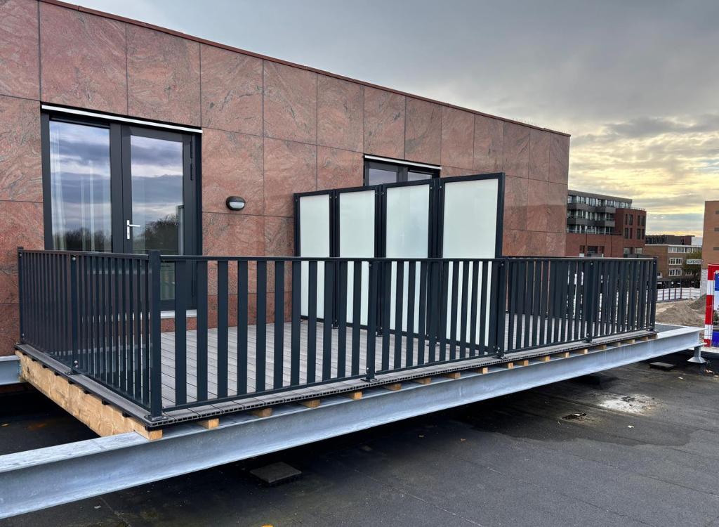 Dakterras met zwevende staalconstructie en lamelhekwerk