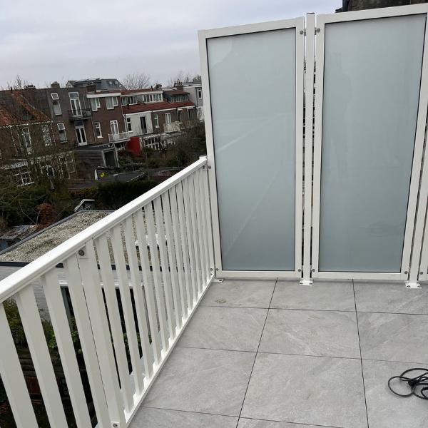 Privacy scherm met lamelhekwerk